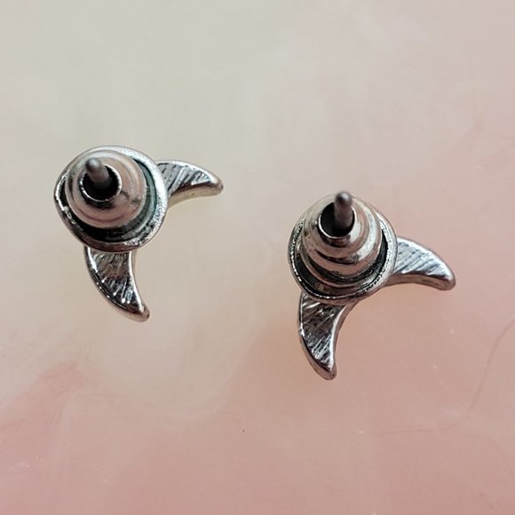 ๐ค BUNDLE TO SAVE ๐ค Hot Topic Silver-tone & Crystal Crescent Moon Stud Earrings - Picture 5 of 6